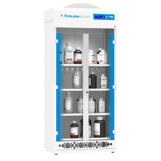 L’armoire de stockage ventilée est basée sur la technologie utilisée dans nos hottes d’aspiration et de filtration. Celui-ci est composé d’un système de ventilation en plus d’un système de filtration qui empêche les produits inflammables, corrosifs et/ou toxiques de s’accumuler à l’intérieur du placard ou d’être libérés dans le laboratoire ou l’espace de travail.