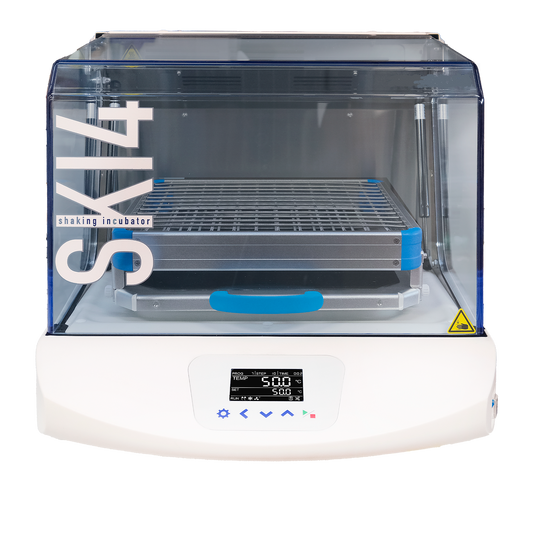 Incubateur à secousses avec mouvement de rotation orbitale, réfrigéré ou pas. Grand écran LCD rétroéclairé avec visualisation simultanée de la température réelle et de consigne, ainsi que de la vitesse et du temps d’agitation.