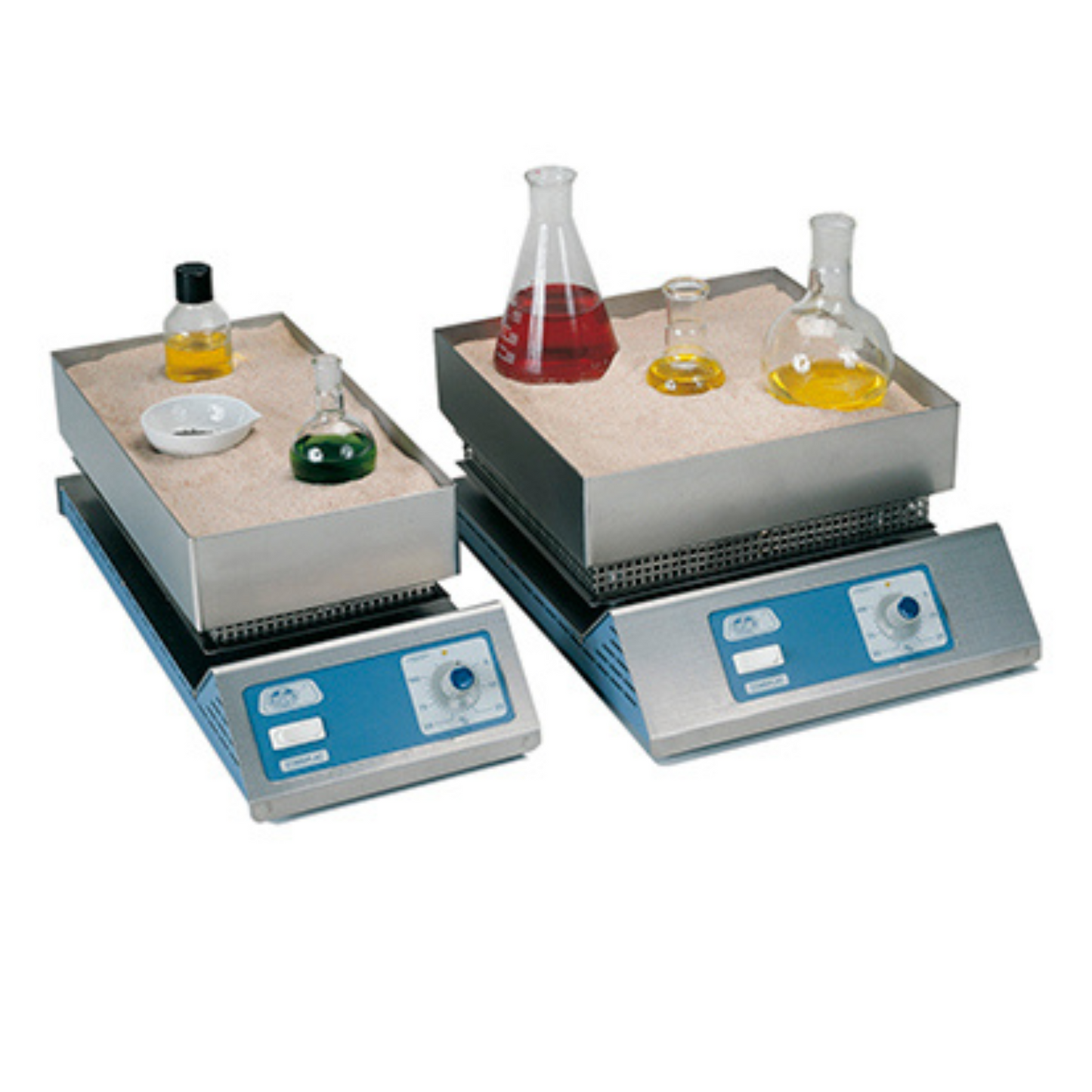 Bains de sable POUR TEMPÉRATURES RÉGLABLES SUR PLAQUE JUSQUÀ 400 °C. Régulation électronique de l'énergie de chauffage. Plaque chauffante en acier indéformable avec éléments chauffants répartis sur toute la surface.