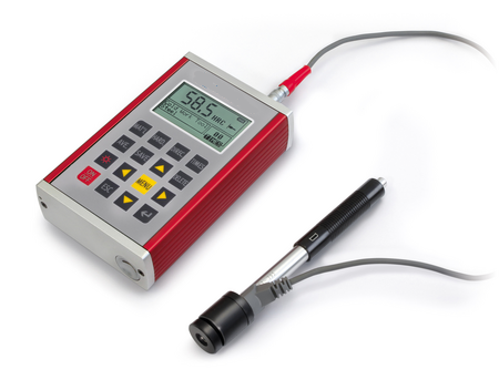 La détermination de la dureté des métaux est d’une importance cruciale dans le traitement et l’utilisation des matériaux métalliques. Pour les mesures mobiles, nous vous proposons un duromètre LEEB