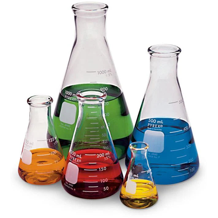 Erlenmeyers de haute qualité en verre borosilicaté pour les laboratoires de chimie et biologie . Etant de forme conique avec une vaste base et un col étroit ou large, qui permet d’agiter les diverses solutions sans risque de renversement.