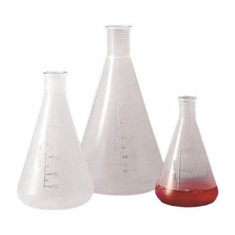 Erlenmeyers de haute qualité en plastique pour les laboratoires de chimie et biologie . Etant de forme conique avec une vaste base et un col étroit ou large, qui permet d’agiter les diverses solutions sans risque de renversement.