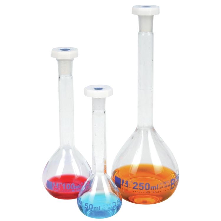 Une fiole jaugée est le récipient indispensable dans les laboratoires pour préparer des solutions de concentration précise, par exemple des solutions étalons .