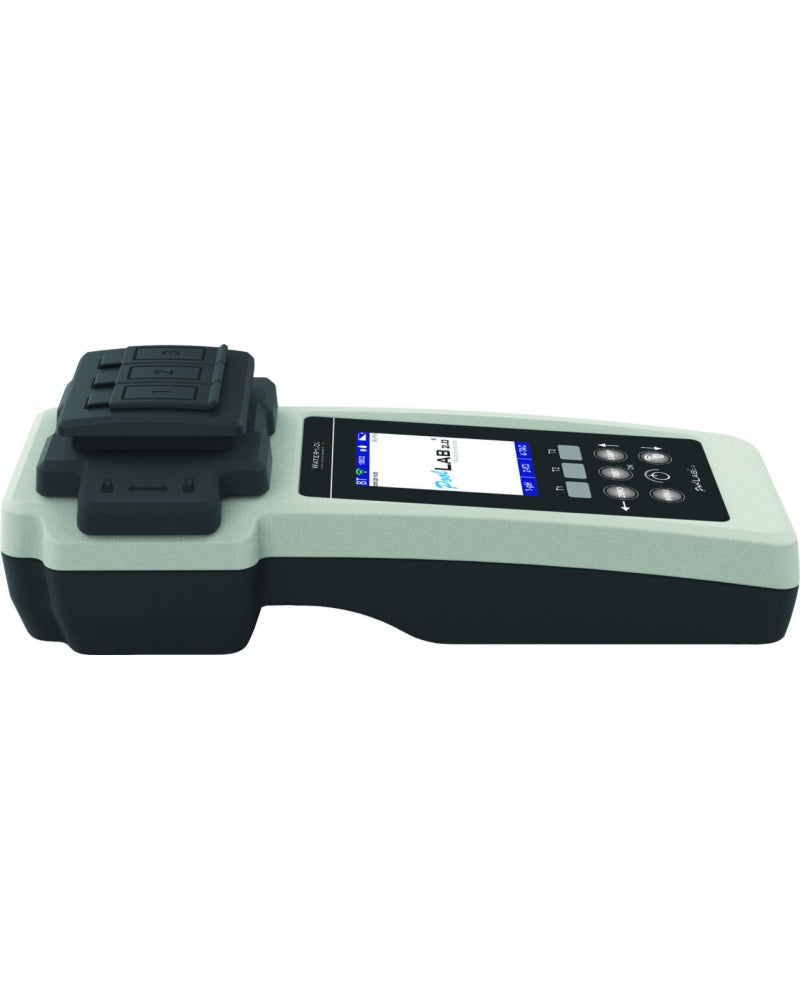 Le photomètre PoolLab 2.0 est la solution idéale pour l’analyse professionnelle de l’eau des piscines et des spas. La cuvette triple permet d'analyser 3 paramètres simultanément