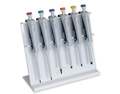 Cette gamme de micropipettes a été conçue pour réduire la fatigue des chercheurs. Par conséquent, cette série est non seulement précise dans ses mesures, mais aussi compétente dans ses caractéristiques de conception. Leur piston à assistance magnétique et leur fonctionnement à faible effort minimisent la fatigue des mains de l’utilisateur