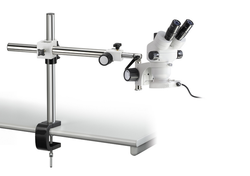 Nos supports universels pour stéréomicroscopes existent en tant que version à pied et en option, avec une pince de table pour le bord de table ou pour une fixation centrale à votre bureau ou à votre établi. Selon le modèle, vous pouvez choisir entre un support universel à bras télescopique, à bras articulé ou à double bras à roulement à billes.