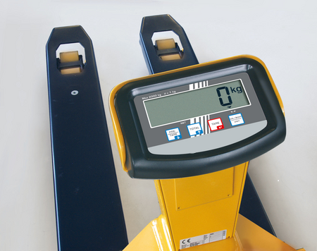 Accélérez vos opérations logistiques (stock et expédition) à l’aide des transpalettes peseurs. En une seule étape, vous déterminez la valeur de poids exacte d’une charge et l’amenez ensuite sur son lieu de destination. Vous réduisez ainsi les durées de préparation des commandes et évitez les files d’attente, qui se créent avec les balances au sol fixes.