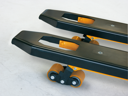 Accélérez vos opérations logistiques (stock et expédition) à l’aide des transpalettes peseurs. En une seule étape, vous déterminez la valeur de poids exacte d’une charge et l’amenez ensuite sur son lieu de destination. Vous réduisez ainsi les durées de préparation des commandes et évitez les files d’attente, qui se créent avec les balances au sol fixes.