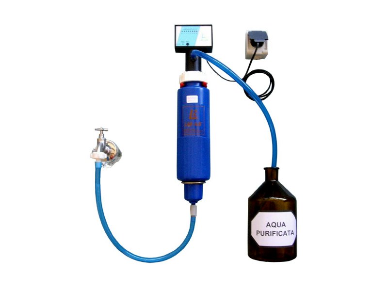 Distillateur pour obtenir de l'eau déminéralisée à haute pureté Obtention d'eau ultra pure 0,1-20 µS/cm. Une qualité constante de l'eau . Production environ 40 l/h