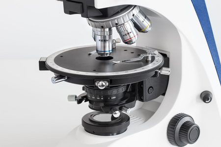 Le microscope polarisant flexible et performant pour toutes les applications professionnelles à lumière incidente et transmise. Il est entièrement équipés, il est utilisé dans la polarisation de la lumière et dans l’analyse des minéraux, les cristaux et les  matériaux isotropes.