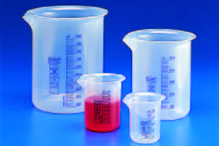  Béchers de haute qualité en plastique pour les laboratoires de chimie et biologie .  Carafe graduée en plastique, équipée d'une anse.