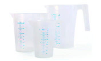  Béchers de haute qualité en plastique pour les laboratoires de chimie et biologie .  Carafe graduée en plastique, équipée d'une anse.