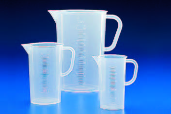  Béchers de haute qualité en plastique pour les laboratoires de chimie et biologie .  Carafe graduée en plastique, équipée d'une anse.