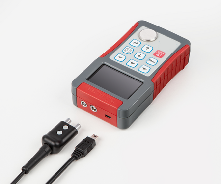 Appareil de mesure portable pour mesurer l’épaisseur des matériaux . Il indique l’épaisseur réelle du matériau, indépendamment de la présence éventuelle d’un revêtement sur le métal de support. Il est ainsi possible de déterminer l’épaisseur de la paroi, par exemple de tuyaux, sans avoir à retirer le revêtement. La valeur mesurée est déjà corrigée en fonction de l’épaisseur du revêtement. Utilisable notamment sur les matériaux suivants : métaux, plastiques, céramiques, matériaux composites, époxydes, verre 