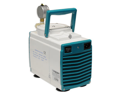 Pompe à vide à membrane chimiquement résistante adaptée aux équipements et rampes de filtration, évaporateurs rotatifs, étuves à vide, etc. De petite taille, il dispose d'un vacuomètre, sans huile et sans entretien, ainsi que d'une poignée pour un transport facile.