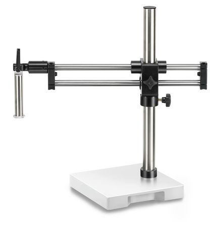 Nos supports universels pour stéréomicroscopes existent en tant que version à pied et en option, avec une pince de table pour le bord de table ou pour une fixation centrale à votre bureau ou à votre établi. Selon le modèle, vous pouvez choisir entre un support universel à bras télescopique, à bras articulé ou à double bras à roulement à billes.