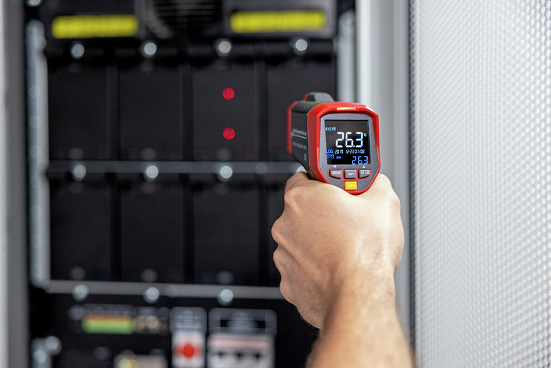 Thermomètre infrarouge pour l’industrie, la technologie environnementale et la maintenance. Détermine avec précision la température des surfaces